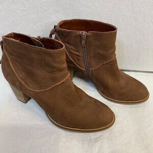 Clarks brown suede bootie 9 Western